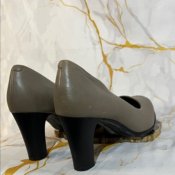 Rockport Women's Taupe Heels - Picture 11 of 14